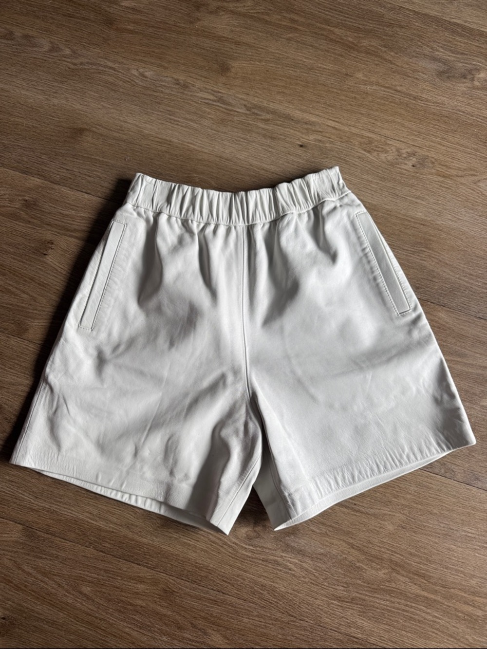 White 100% leather Elastic-Waist Flat Front Shorts